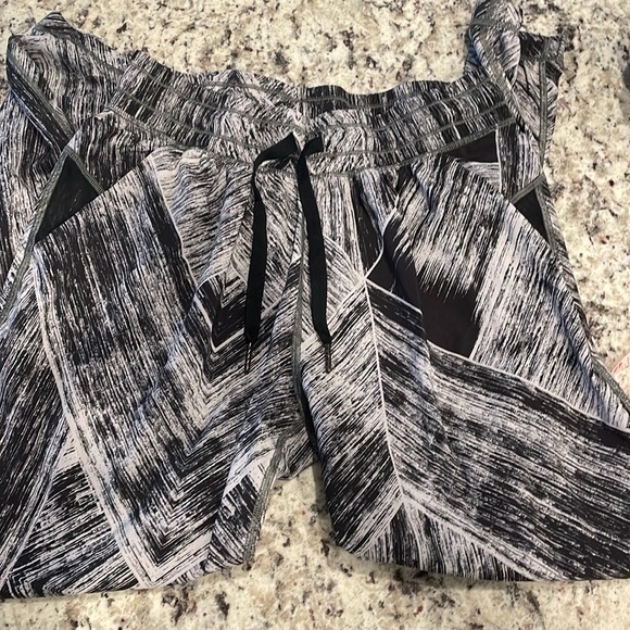 Lululemon Pants Namaskar Size 4 - Picture 3 of 12